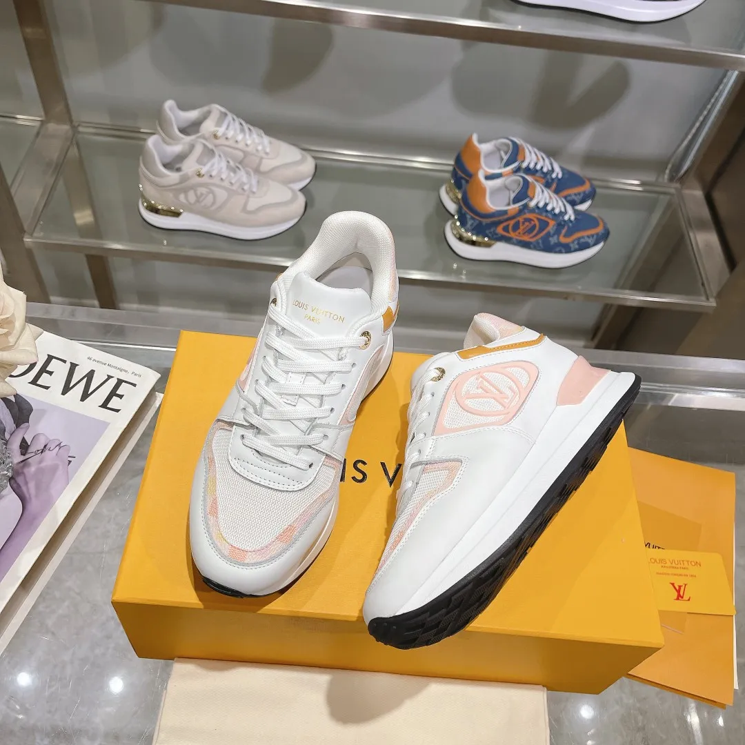 [L Family] P: 760💰Size 35-42 for women, 39-46 for men, (41.42 for women, 45.46 for men, customized) .LV Donkey Brand 🔥🔥LOUIS VUITTON Louis Vuitton's official website synchronizes the 2025 autumn and winter couple's models, which are now on the market, this Neo Run Away sneakers are inspired by running shoes, integrating LV's iconic must-have shoes into the trend. This version is a 1:1 replica of the original version. It is made of two-tone calfskin to highlight its simple lines and unique wedge outsole. Key details include the LV initials on the side and an engraved gold heel stabilizer on the back plus a 2cm hidden insole.